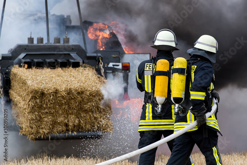 Die Feuerwehr löscht einen brennenden Traktor © benjaminnolte