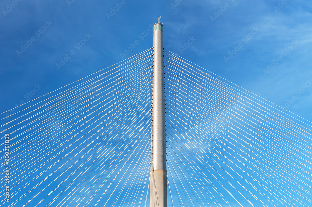 Fototapeta premium Lina i pylon nowoczesnego mostu wiszącego przeciw błękitne niebo. Budynek streszczenie tło