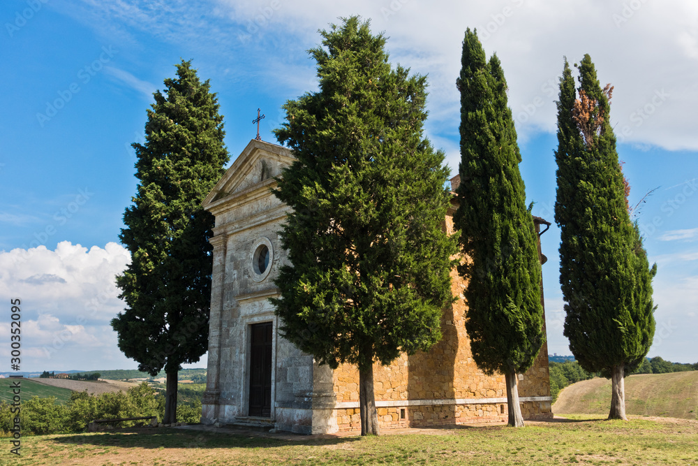 Fototapeta premium Famous chapel Cappella Madonna di Vitaleta near Pienza, Siena province, Tuscany, Italy