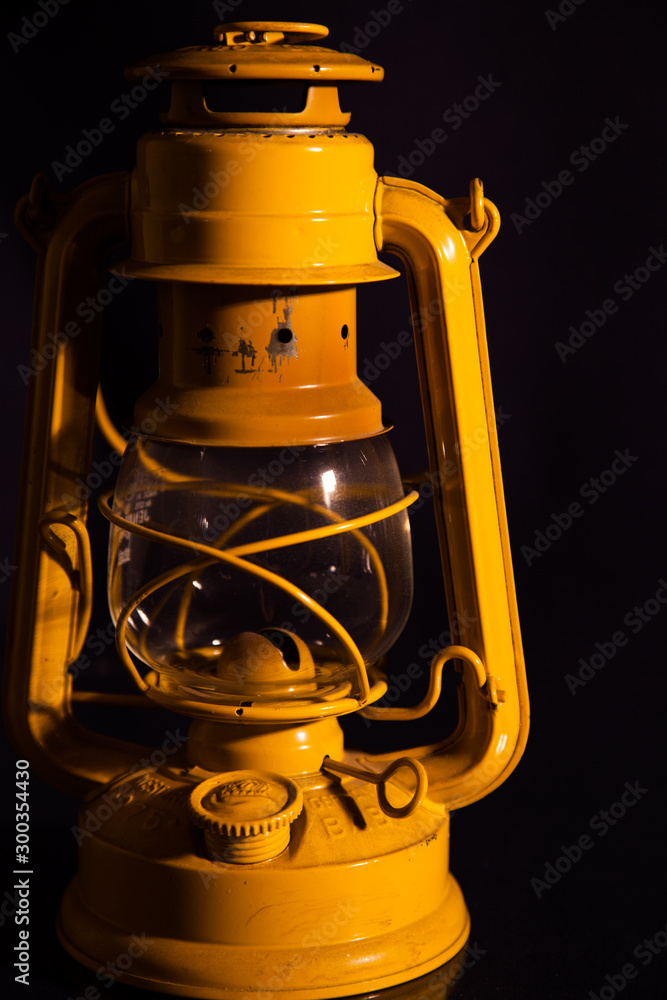 lámpara ferroviaria antigua amarilla