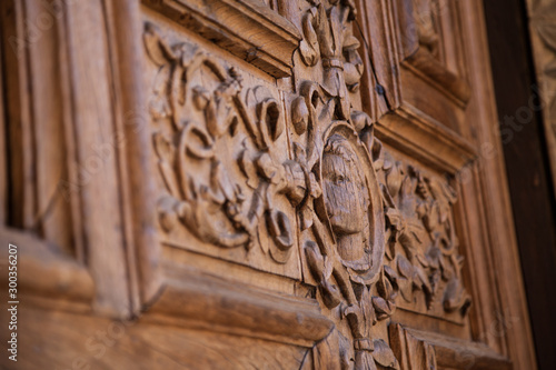 detalle de la puerta de madera de la catedral de León