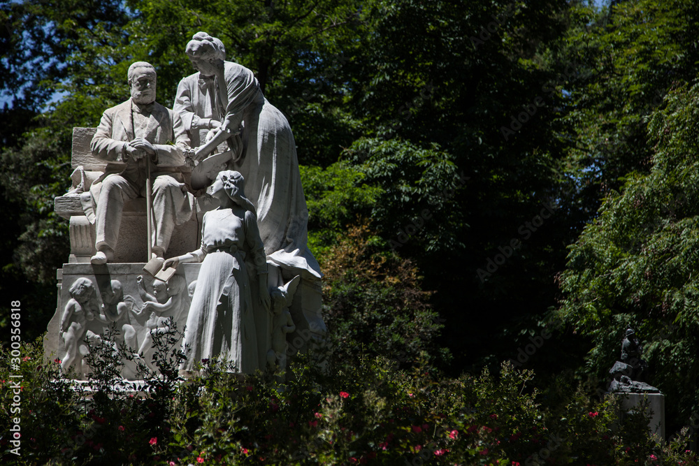 monumento a Campoamor en el parque de El Retiro monumento a Campoamor en el parque de El Retiro