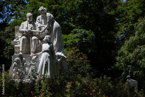 monumento a Campoamor en el parque de El Retiro photo