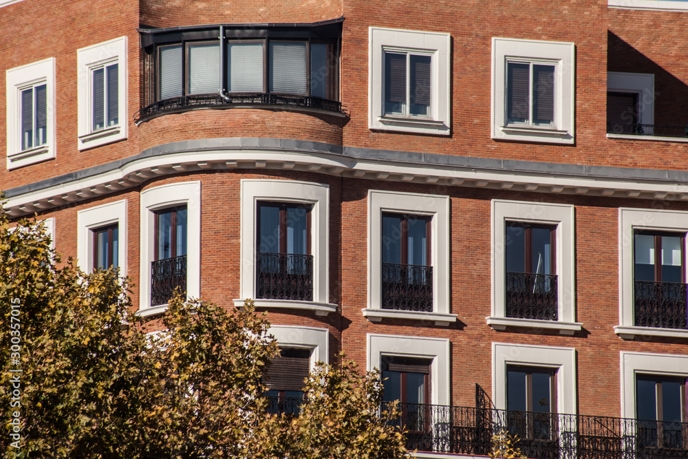 fachada de edificio de Madrid fachada de edificio de Madrid