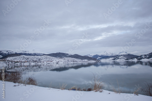 pantano de Ria  o  Le  n con nieve