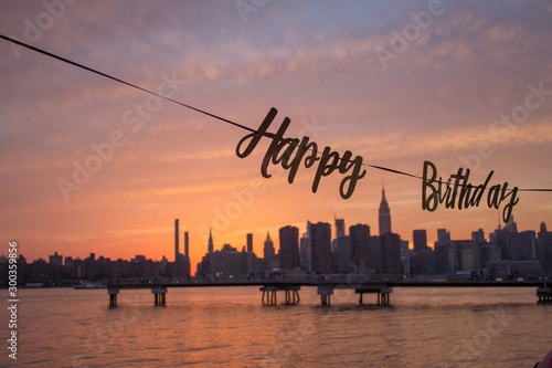 Canvas Print cartel Happy Birthday con Nueva York de fondo al atardecer