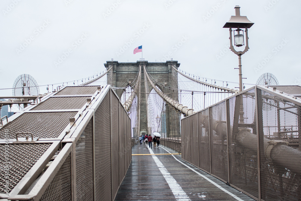 puente de Brooklyn en día nublado