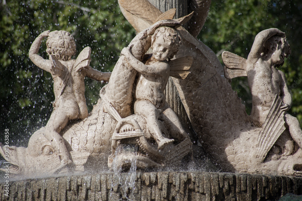 detalle de escultura de ángel con pez en la fuente de El Retiro