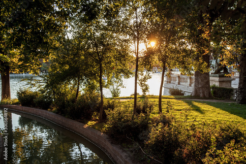 río que llega al lago del parque del Retiro al atardecer