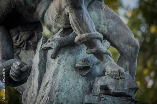 detalle de escultura del ángel caído en el parque de El Retiro
