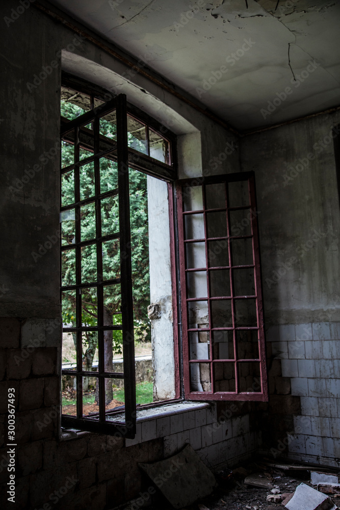 ventana de fábrica abandonada con cristales rotos