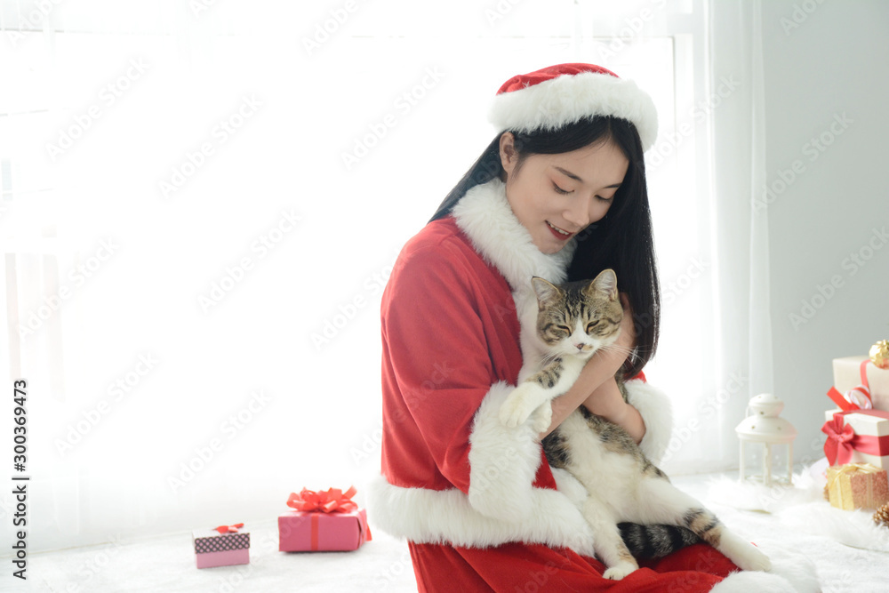 Obraz premium girl with cat at the christmas day