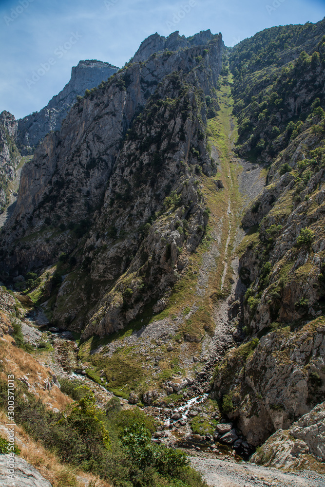 paisaje en Ruta del Cares entre Asturias y León paisaje en Ruta del Cares entre Asturias y León
