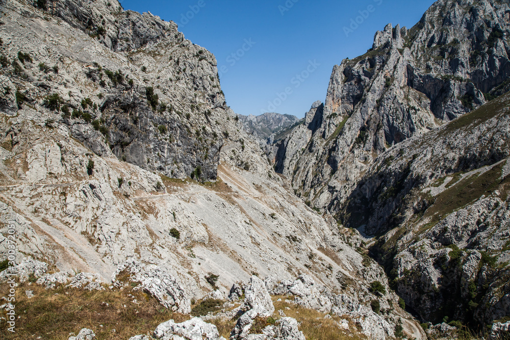 paisaje en Ruta del Cares entre Asturias y León paisaje en Ruta del Cares entre Asturias y León