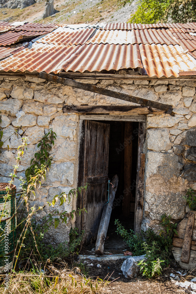puerta de madera en cabaña abandonada de pastores