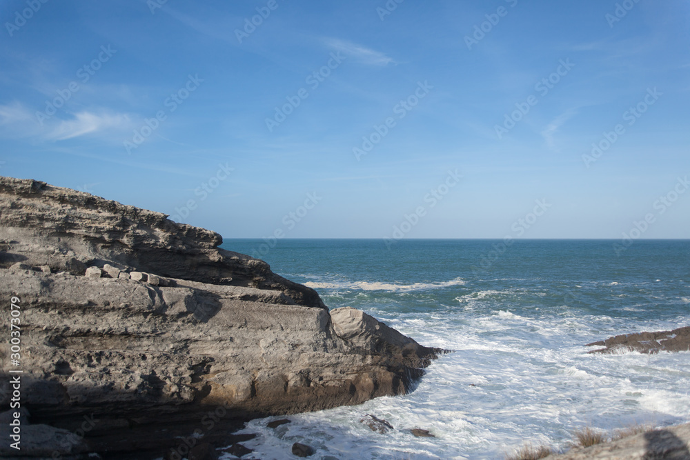 olas rompiendo en acantilado de Santander