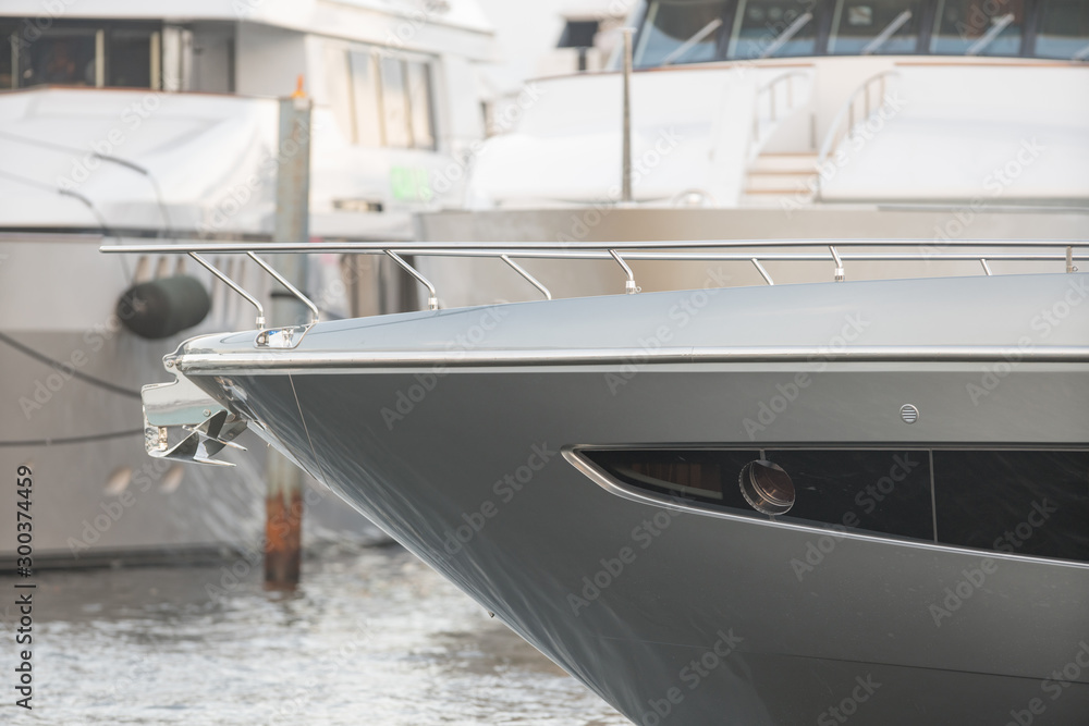 Front of a yacht in the water - obrazy, fototapety, plakaty 