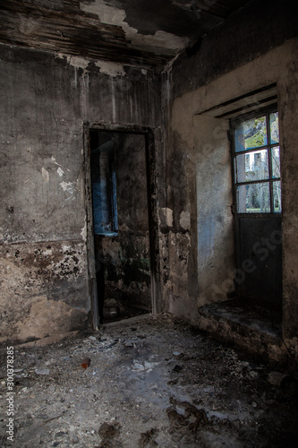 puerta en interior de casa abandonada © Raquel