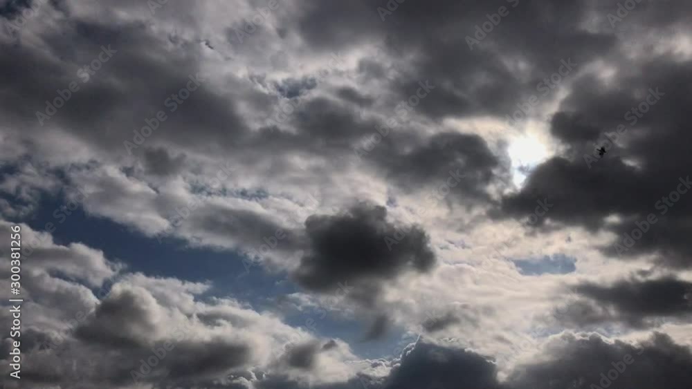 流れる雲 秋空 太陽 光芒 タイムラプス モーションタイムラプス  v01_00382(DJI_20191104_094552_193_timelapse)