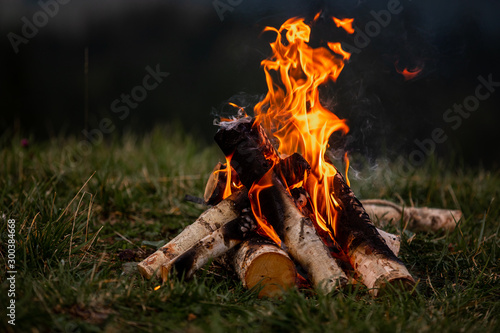 Foto Burning bonfire in the evening in the Carpathian mountains