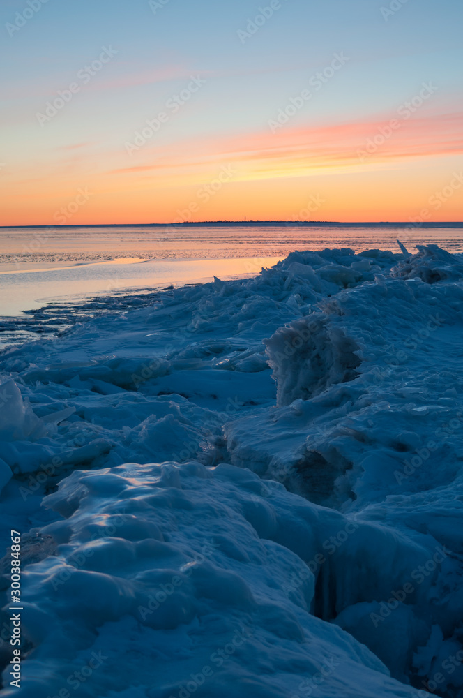 Obraz premium Icy sea with drift ice piling on the shore