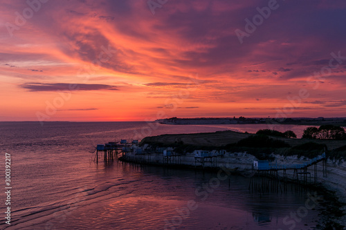 Magnifique coucher de soleil au dessus de falaises blanches et d une baie