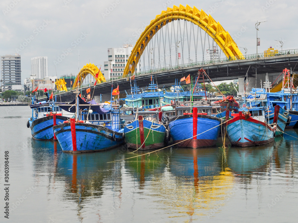 Puente del dragón en da nang (Dragon Bridge) sobre el rio Han es uno de ...