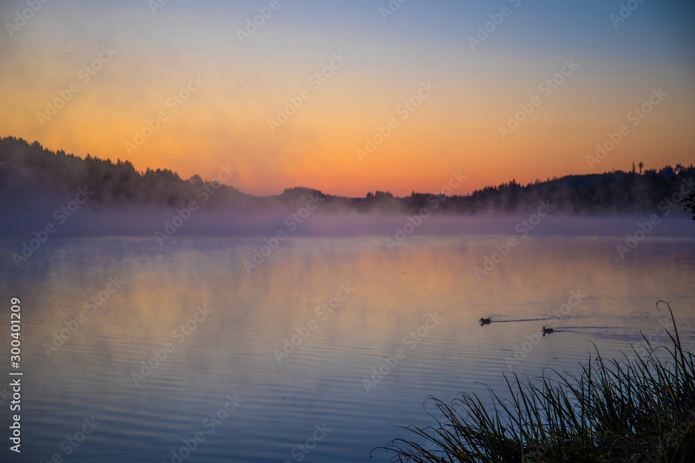 Fototapeta premium Morgennebel Sonnenaufgang am Untreusee