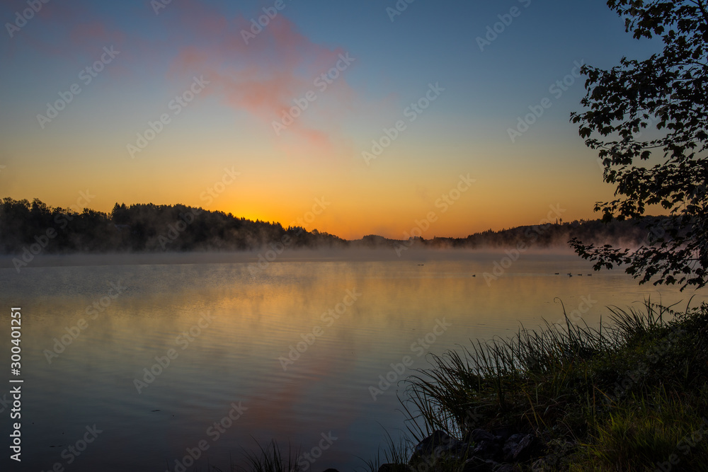 Fototapeta premium Morgennebel Sonnenaufgang am Untreusee