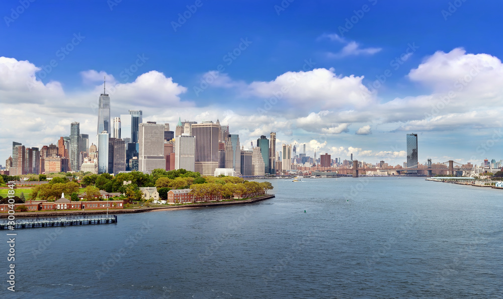 Obraz premium New York City panorama from the bay with Governors island and Manhattan Skyline 