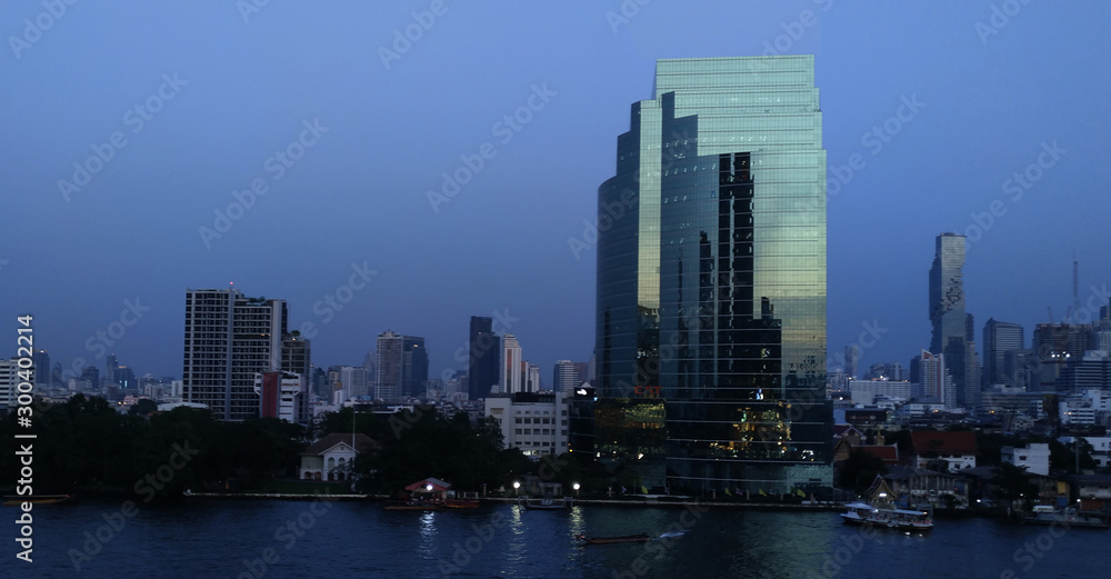 Obraz premium BANGKOK, THAILAND - DECEMBER 24, 2018 : Chao Phraya River and Bangkok cityscape in Thailand.