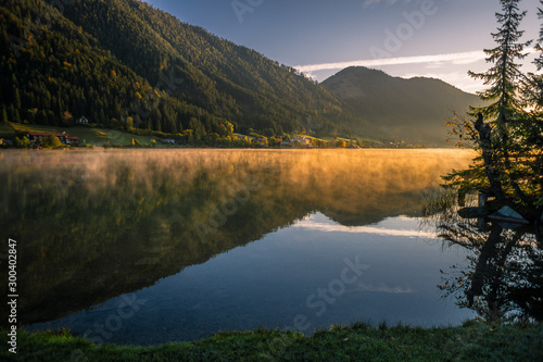 Sonnenaufgang über einen See mit Nebel