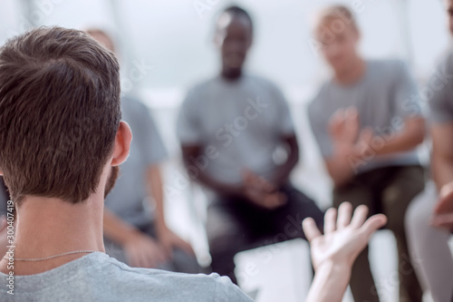 Billede på lærred young people are discussing something sitting in a circle.