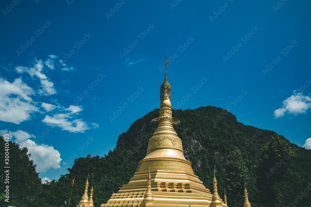 Fototapeta premium gold pagoda and mountain