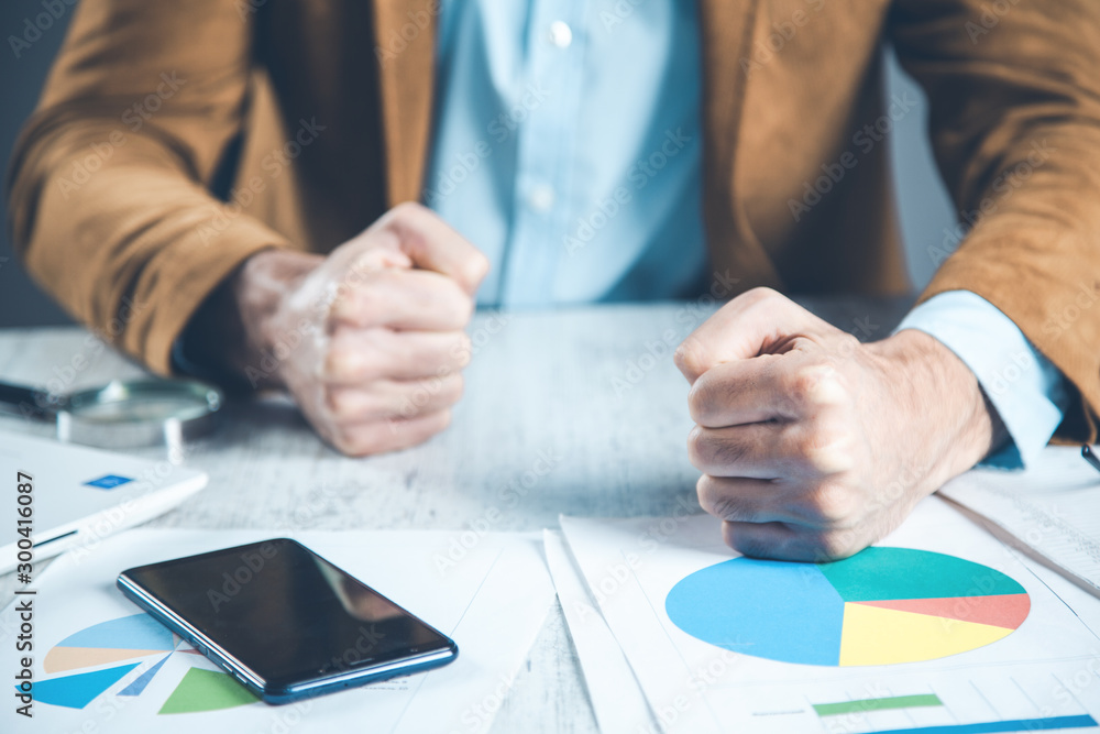 Obraz premium man fists on document on desk