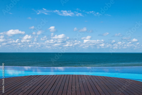 Beautiful view of infinity pool © Gustavo