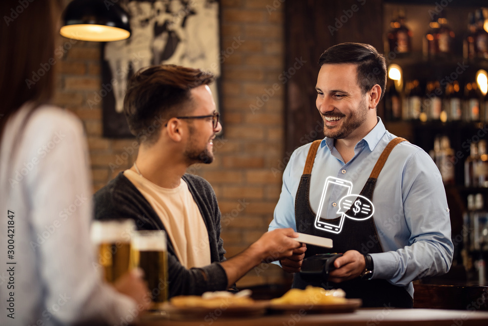 Obraz premium We accept contactless payment in our pub!