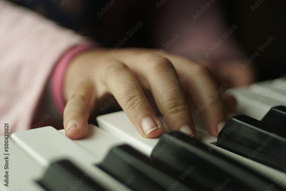 Obraz premium children's hand are playing the piano