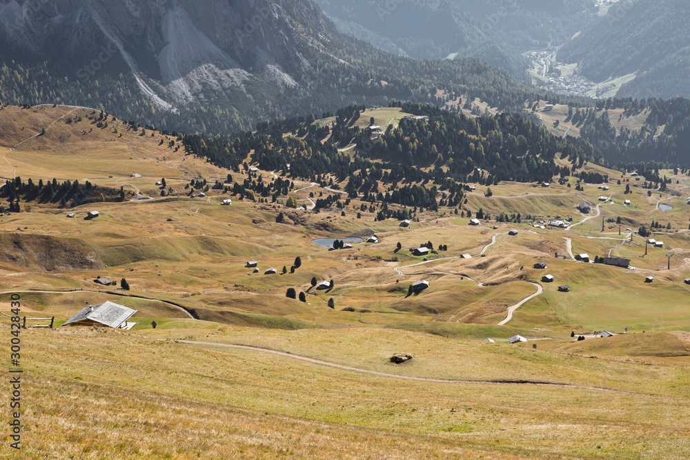 Wanderung im Herbst auf der Seceda mit schöner Bergkulisse in den Dolomiten im Grödner Tal in Südtirol Italien. Schöner Blick auf die Alm Landschaft