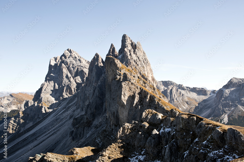 Wanderung im Herbst auf der Seceda mit schöner Bergkulisse in den Dolomiten im Grödner Tal in Südtirol Italien. Schroffe Felswände