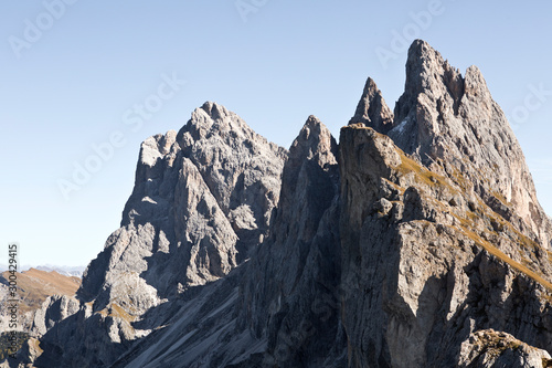 Wanderung im Herbst auf der Seceda mit sch  ner Bergkulisse in den Dolomiten im Gr  dner Tal in S  dtirol Italien. Berggipfel