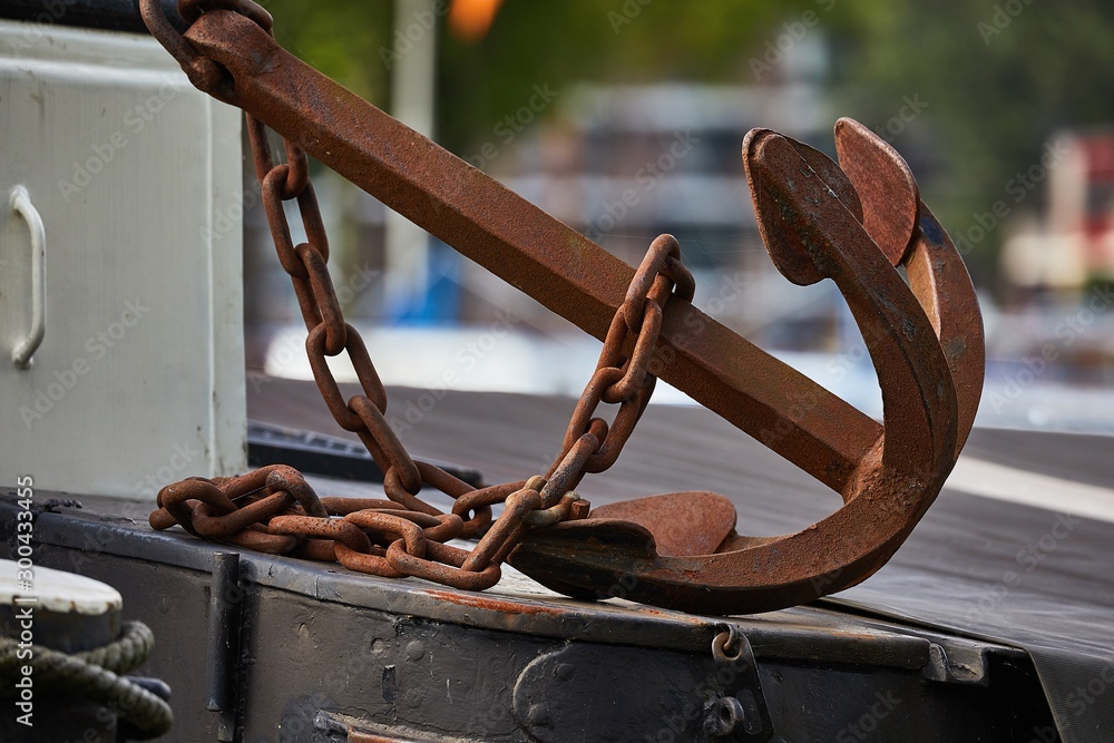Obraz premium Old rusty anchor on the quay