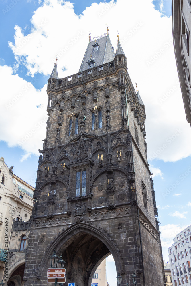 Obraz premium Powder gate against blue sky in Prague