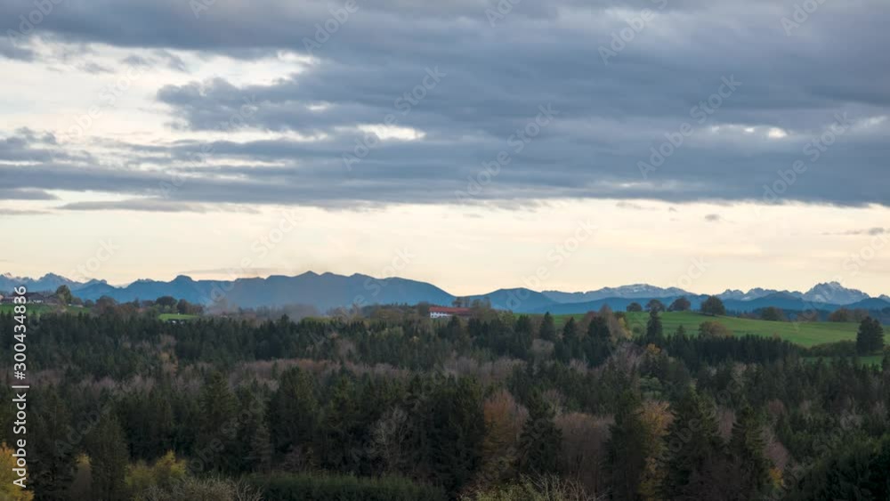 Zeitraffer aus dem Voralpenland im Herbst in Bayern mit ziehenden Wolken und Schwenk vom Karwendel bis zur Zugspitze bei Sonnenuntergang Zeitraffer aus dem Voralpenland im Herbst in Bayern mit ziehenden Wolken und Schwenk vom Karwendel bis zur Zugspitze bei Sonnenuntergang