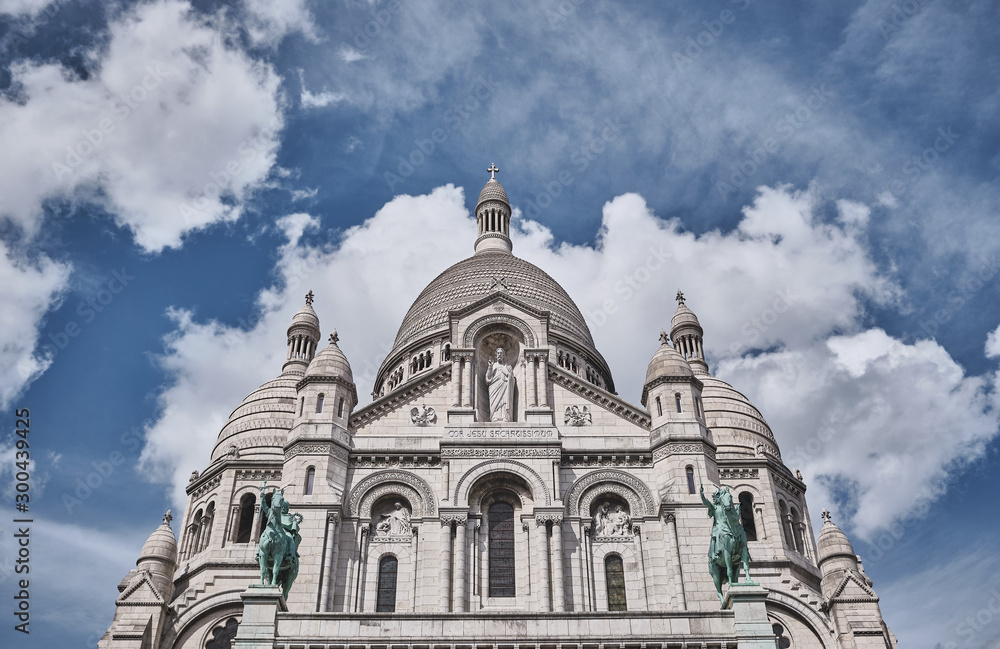 vista frontal de la basílica del sagrado corazón de paris