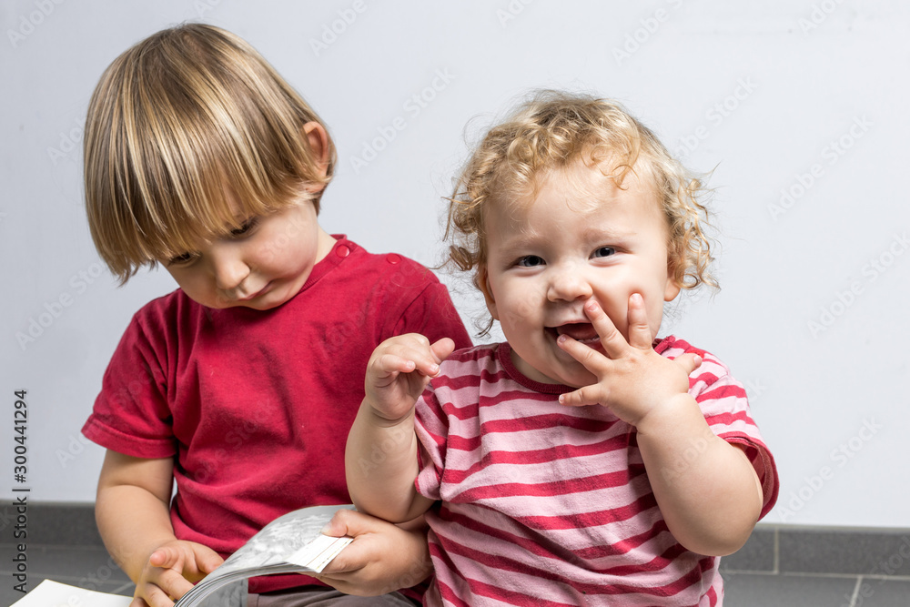 complicité entre grand frère et petite soeur complicité entre grand frère et petite soeur