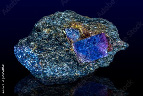 Φωτογραφία Macro mineral raw uncut blue sapphire crystal