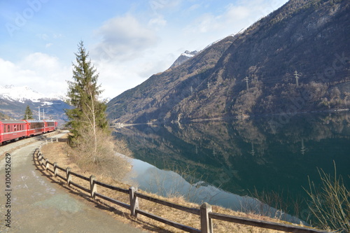 treno rosso verso le montagne