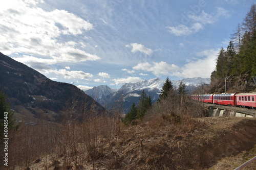 Vallata delle montagne con trenino
 photo