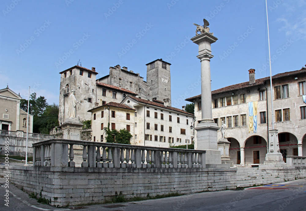 Feltre: piazza Maggiore con il castello di Alboino